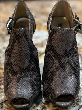 Michael Kors Silver Black Snakeskin Embossed Leather Peep-Toe Heels Sz 8.5 Mobwf